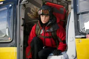 Katharina (Luise Bähr) setzt entschlossen zum Sprung aus dem Helikopter an.