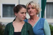 Rosaria (Henriette Confurius, l.) und Therese Wieser (Saskia Vester, r.)