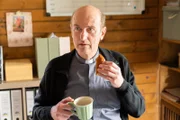 Pfarrer Sonnleitner (Johannes Herrschmann) genießt die Pause.