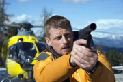 Andreas (Martin Gruber) versucht den Lawinenballon, den offenbar der Vermisste losschickte, abzuschießen.