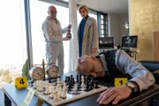 Schäfermatt – neben der Leiche eines passionierten Schachspielers (Komparse, r.) zeigt das Schachbrett genau diese Schachstellung. Kriminalhauptkommissarin Martina Seiffert (Astrid M. Fünderich, M.) und ein Spurensicherer (Komparse, l.) nehmen den Tatort genau unter die Lupe. Die Tatwaffe, einen Schachpokal, hat man bereits gefunden. Hat die Tatperson weitere Spuren hinterlassen?