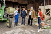 Nachdem Bauer Kandler tot auf seinem Hof gefunden wurde, ermittelt die Rosenheimer Mordkommission. Auch Hofmitarbeiter Franz Lendler (Gerhard Georg Jilka) wird in diesem Zusammenhang befragt.