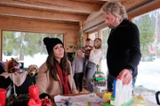 Katja (Simone Thomalla) will Lutz Engel (Jörg Witte) dabei helfen, sein Familienleben wieder in Ordnung zu bringen.