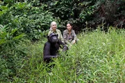 Jane Goodall (li.) und Rebeca Atencia (re.), Managerin des Jane Goodall Institute (JGI) im Kongo, beobachten Wounda bei ihrem ersten Freigang. Jane Goodall (li.) und Rebeca Atencia (re.), Managerin des Jane Goodall Institute (JGI) im Kongo, beobachten Wounda bei ihrem ersten Freigang.