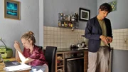 Meike (Marie Burchard) und ihr Mann Heiner (Sebastian Schwarz) arrangieren sich in ihrer Wohnung im Homeoffice.
