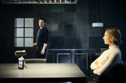 Kim Tramell (Ursina Lardi) will in der Vernehmung durch Sebastian Bootz (Felix Klare) auf keinen Fall Schwäche zeigen.