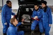 Am Tatort: Franz Ainfachnur (Christofer v. Beau, l.), Dominik Morgenstern (Joscha Kiefer, 2. v. l.), Dr. Weissenböck (Florian Odendahl, 2. v. r.) und Katharina Hahn (Bianca Hein, r.).