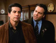 Goren (Vincent D'Onofrio, r.) beschuldigt Kenneth (David Thornton) des Mordes an seiner Mutter.