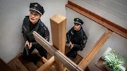 Melanie (Sanna Englund) und Mattes (Matthias Schloo) überprüfen ein Haus, aus dem verdächtige Geräusche gemeldet wurden.