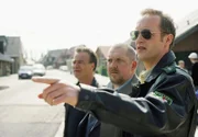 WDR Fernsehen TATORT, "Schürfwunden",  Buch Frank Posiadly, Regie Niki Stein, Fernsehfilm Deutschland 2004, am Donnerstag (06.05.10) um 20:15 Uhr. Die Kommissare Max Ballauf (Klaus J. Behrendt, li.) und Freddy Schenk (Dietmar Bär) lassen sich von dem Dorfpolizisten Gernot (Stephan Kampwirth, re.) Informationen über das Dorf Schaffrath geben.