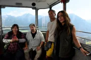 Leslie Wolff (Nadine Wrietz, l.), Dr. Ali Öz (Aykut Kayacik, 2. v. l.), Dr. Tom Kleinke (Jan Sosniok, 2. v. r.) und Katja Baumann (Simone Thomalla, r.) sind in einer feststeckenden Gondel gefangen.