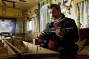 Cem (Aykut Kayacik) findet im Rocker-Hauptquartier auf dem Campingplatz eine Waffe.