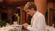 Mit wem kommuniziert Hotelpage Iker (Guillermo Campra) per Handy?