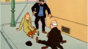 Während Tim (l.) und Kapitän Haddock (M.) am Straßenrand entlang gehen, stoßen sie plötzlich mit einem älteren Mann (r.) zusammen, der kein gewöhnlicher Passant ist.