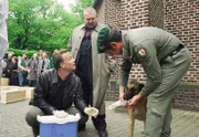 NDR Fernsehen TATORT, "Schürfwunden", am Dienstag (22.05.12) um 22:00 Uhr. Wegen des Braunkohletagebaus werden in Schaffrath sogar die Leichen umgebettet. Max Ballauf (Klaus J. Behrendt, li.) und Freddy Schenk (Dietmar Bär) machen auf dem Friedhof von Schaffrath einen grausigen Fund.