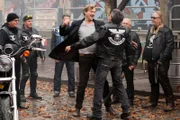 Huck (Patrick von Blume, 4.v.l.) stattet den Cannstatt Outlaws Rockern einen Besuch ab. Weiss sein alter Kumpel Tommy (Bernhard Leute, 3.v.r.), dass seine Leute Schutzgeld von Cem erpressen wollen?