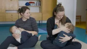 Das Stillen ist die natürlichste Form, ein Baby zu ernähren und genau dafür ist die Brust biologisch auch gedacht. Doch gerade am Anfang können Mütter Schwierigkeiten haben, in der Öffentlichkeit zu stillen, sei es aus Scham oder auch weil schlicht der Platz zum Rückzug fehlt. In einer Dresdner Stillgruppe tauschen die Mütter sich mit einer Stillberaterin aus.