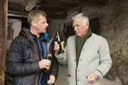Andreas (Martin Gruber, l.) sein Vater Franz (Heinz Marecek, r.) lassen den Tag ausklingen.