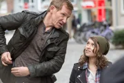 Overbeck (Roland Jankowsky) und Anna Springers im Rollstuhl sitzendes Patenkind Merle (Janina Fautz) verbünden sich miteinander. Merle unterstützt Overbeck bei der Polizeiarbeit.