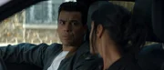 Vincent (Tewfik Jallab) und Zara (Ritu Arya) besprechen noch einmal ihren Plan für das Zusammentreffen der Präsidentin mit dem Terroristen Pearce.