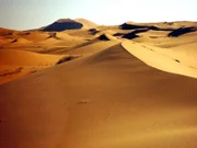 Bis zu 400 Meter hohe Dünen versperren den Zugang zur Badain Jaran Wüste. Dieser Teil der Gobi blieb deshalb bis in unser Jahrhundert unerforscht.
