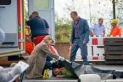 Marie Brand (Mariele Millowitsch, l.) zeigt ihrem Kollegen Jürgen Simmel (Hinnerk Schönemann, r.) die Leiche von Claudio Messina (Sami Loris, M.) untersuchen den Tatort.