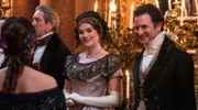 Lady Lovelace (Emerald Fennell, l.) und Charles Babbage (Jo Stone-Fewings)