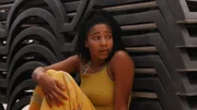 Amara (Shalisha James-Davis) versteckt sich in der Außenanlage des Hotels vor den Attentätern.