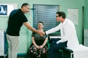 Richard (Silvan-Pierre Leirich, l.) hat nachgedacht und macht vor Vanessa (Julia Augustin) einen Schritt auf Christoph (Lars Korten) zu.