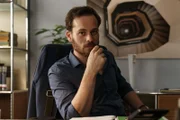 Schuldirektor Bastian Tess (Florian Bartholomäi) ist mit der neuen Schülerin überfordert.