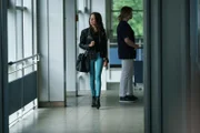 Mia (Bianca Nawrath) ist auf dem Weg zu ihrer Schulfreundin, die im Koma liegt.