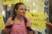Shiri (Jasna Fritzi Bauer) amüsiert sich über die neusten Vorkommnisse an der Schule.