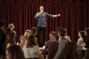 Was stimmt mit Schuldirektor Bastian Tess (Florian Bartholomäi) nicht?