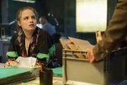 Shiri (Jasna Fritzi Bauer) bringt interessante Beweisstücke mit ins Kommissariat.
