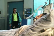 Shiri (Jasna Fritzi Bauer) besucht Annabelle (Mila Böhning, r.) im Krankenhaus.