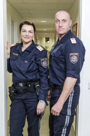 Egal ob es um Drogen oder Einbruch geht, Kontrollinspektorin Karin (l.) und Abteilungsinspektor Christian (r.) sorgen im 16. Wiener Gemeindebezirk für Recht und Ordnung ...