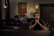 Als Chelsea endgültig zu ihrem Vater zieht, ist Charlie (Charlie Sheen, r.) sehr deprimiert. Nach einem missglückten Selbstmordversuch will er in einen Stripclub fahren - doch vorher macht er einen Abstecher in eine kleine Kirche und bittet Gott um Hilfe ...