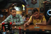 Charlie (Charlie Sheen, r.) hat sich vor Trauer um die Trennung von seiner Verlobten Chelsea total zurückgezogen. Alan (Jon Cryer, l.) versucht alles, ihn wieder unter Menschen zu bringen. Doch wird es gut gehen?