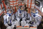 Gemeinsam mit Dimitri und Mike Massimino geht Howard auf Weltraummission ...