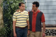 Charlie (Charlie Sheen, r.) hofft, dass Alan (Jon Cryer, l.) zu Lyndsey zieht. Doch wird sein Wunsch in Erfüllung gehen?