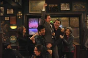 Barney (Neil Patrick Harris, M.) hat seine Herausforderung geschafft, und seine Freunde Robin (Cobie Smulders, l.), Ted (Josh Radnor, 2.v.l.), Marshall (Jason Segel, 2.v.r.) und Lily (Alyson Hannigan, r.) sind irgendwie stolz auf ihn ...