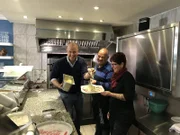 Uwe (M.) und Anja (r.) Zimmermann kennen sich in der Gastronomie überhaupt nicht aus. Kann Sternekoch Frank Rosin (l.) da noch helfen?