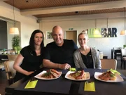 Sternekoch Frank Rosin (M.) verschlägt es dieses Mal in den hohen Norden nach Garding in Schleswig-Holstein. Hier betreibt die 29-jährige Steuerangestellte Valena Pauls (r.) die Sportgaststätte "Lenes Essbar" und ist völlig überfordert ...
