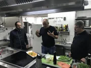 Trotz einer geringen Pacht im Hotel-Restaurant Wittekindsquelle und schönen Räumlichkeiten kommt der 56-jährige Betreiber Jörg Schäfer (r.) auf keinen grünen Zweig. In seiner Not weiß er nur noch einen Ausweg: Sternekoch Frank Rosin (M.) ...
