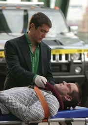 Ein Clubbesitzer wird erst in beide Augen geschossen und anschließend an einem Seil auf einer Brücke aufgehängt. Ryan Wolfe (Jonathan Togo, l.) übernimmt die Ermittlungen ...