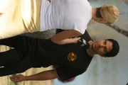 Nachdem die Leiche einer Frau aus einem See gefischt wurde, stellt sich Eric Delko (Adam Rodriguez, r.) den Fragen der Journalisten ...