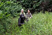 Schimpansen im Kongo mit Jane Goodall
Wegen fehlenden Platzes im Gehege werden einige Schimpansen auf Inseln ausgesiedelt. Jane Goodall und Reservatsleiterin Rebeca Atencia begleiten diesen Prozess.