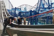 Profis am Limit Höhe. In Blackpool, Großbritannien, werden die Schienen einer defekten Achterbahn repariert.
