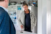Die Anwältin Celine Berger wird als vermisst gemeldet. In ihrem Haus stellt die Polizei Spuren eines Kampfes sicher. Lars Englen (Ingo Naujoks, l.) und Finn Kiesewetter (Sven Martinek, r.) glauben dem Ehemann kein Wort.