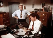 J.D. (Lewis Arquette, l.) bereut, Jonesy (Richard Gilliland, r.) bei sich eingestellt zu haben. Ohne Erin, die er entlassen hatte, verliert er die Übersicht über sein Büro.